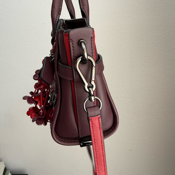 Coach Tea Rose Swagger 21, Rogue Multi with added bag charm - Picture 5 of 7